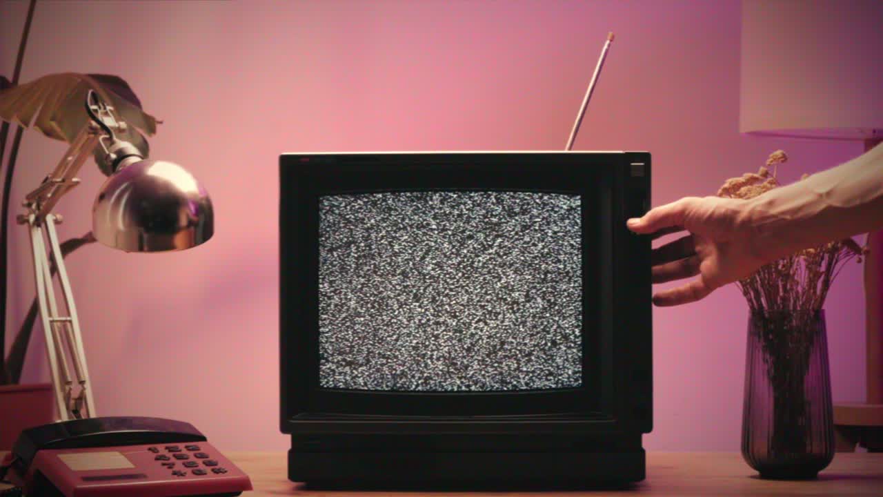 레트로 tv, 노스탈기적인 설정으로 빈티지 tv, 레트로 tv는 화면에 곡물을 표시합니다, 무서운 할로윈 밤 장치, 크로마 키 및 그린 스크린에 좋습니다.