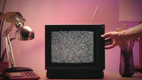 tv retro, televisión vintage en una configuración nostálgica, una tv retro muestra grano en la pantalla, dispositivo aterrador de la noche de halloween bueno para la llave de croma y la pantalla verde. imágenes de alta calidad 4k