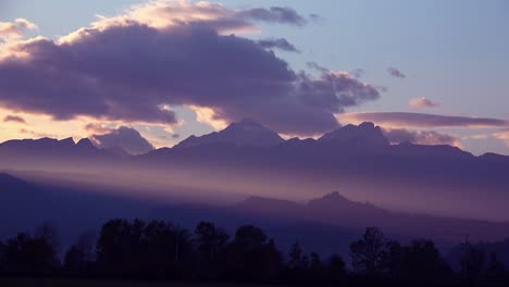 Schöne-Lichtstrahlen-über-Einer-Bergkette-Bei-Sonnenuntergang