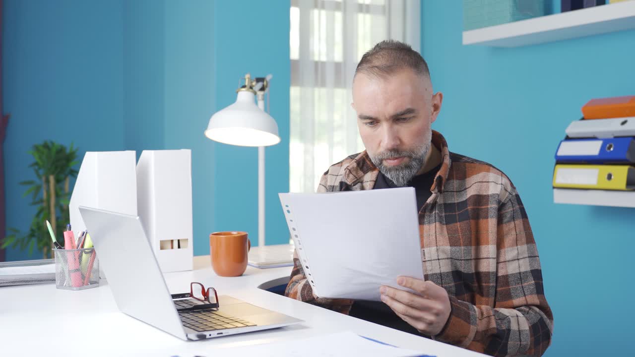 Empresario autónomo trabajando con seriedad y concentración