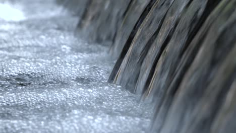 el agua fluye suavemente - imágenes de 4k.