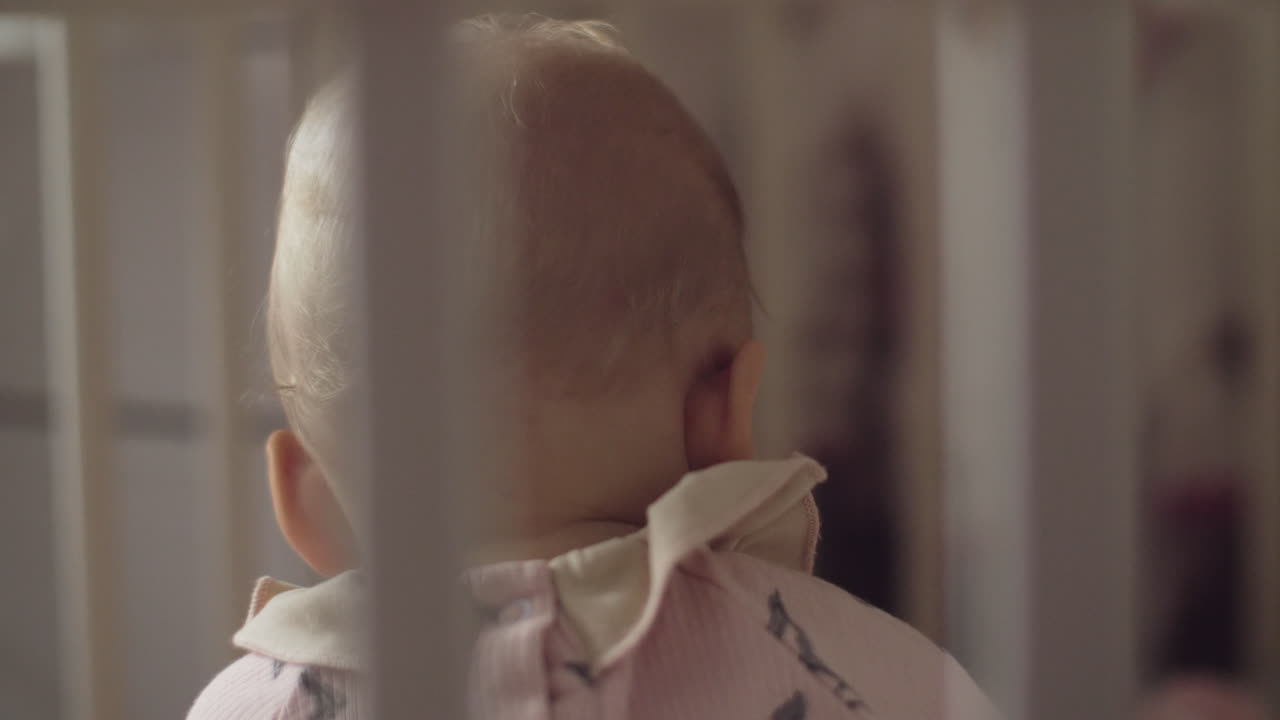 ребёнок в колыбели сзади