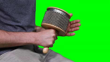 sección media de un músico masculino tocando la cabasa