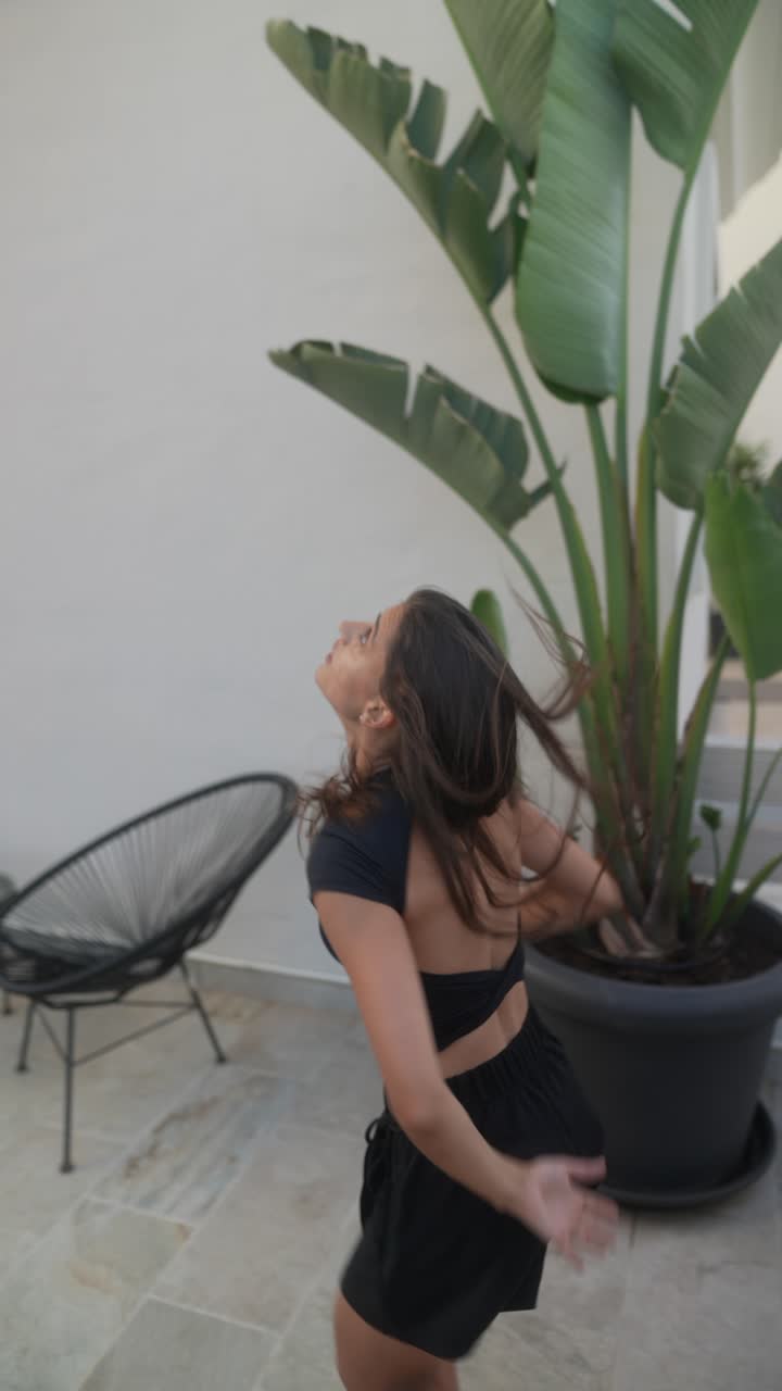 mujer bailando al aire libre