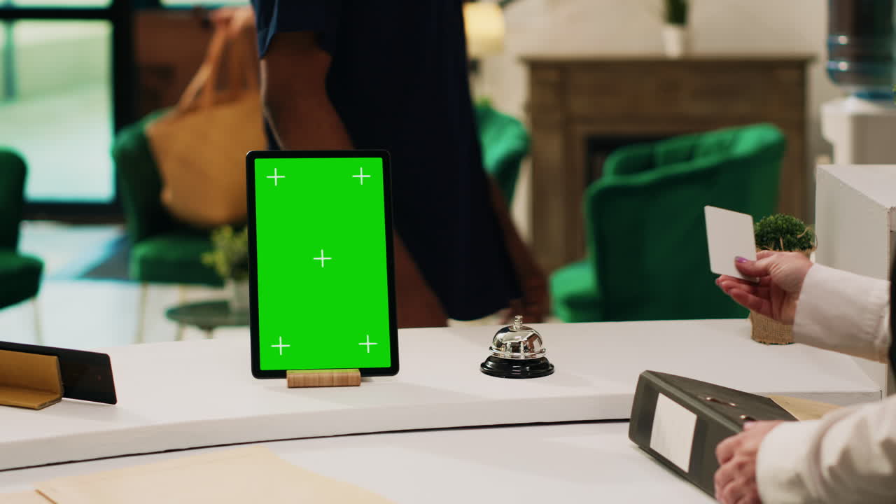 personal de la recepción con pantalla verde