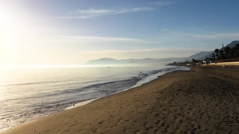 Increíbles-Imágenes-De-Cardán-De-La-Playa-De-Marbella-Al-Atardecer,-Imágenes-De-Vacaciones-De-Ensueño-De-4k-Moviéndose-Hacia-La-Izquierda