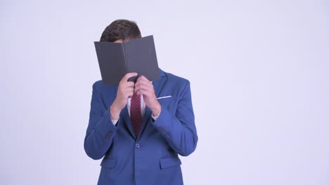 joven hombre de negocios guapo con libro y gafas