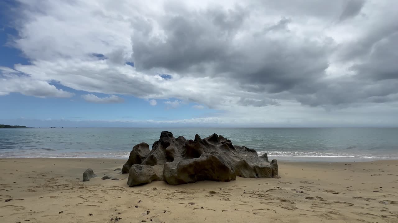 Klippeformationer på strand i Masoala Nationalpark, Madagaskar.