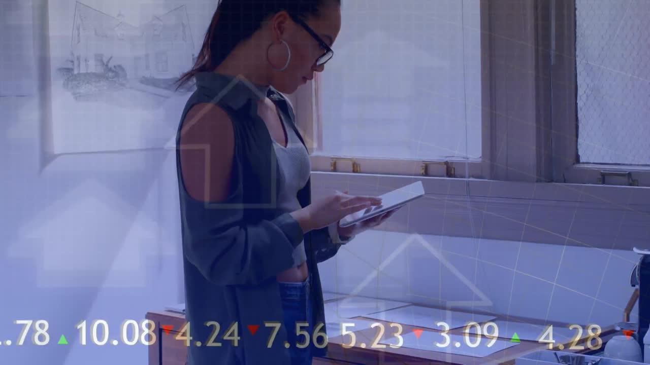 사업가 여성에 대한 화살표 애니메이션과 금융 데이터 처리