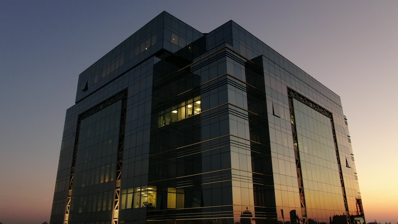 저녁에 유리 비즈니스 센터