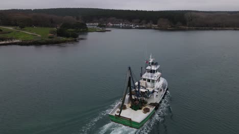 Luftaufnahme-Eines-Fischnetzbootes