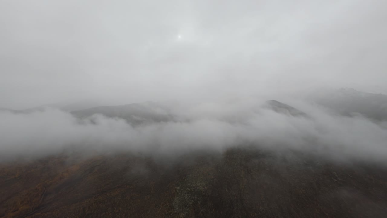 새벽에 안개로 인 산 위를 날아다니는 드론으로 조용한 풍경을 탐험하십시오.