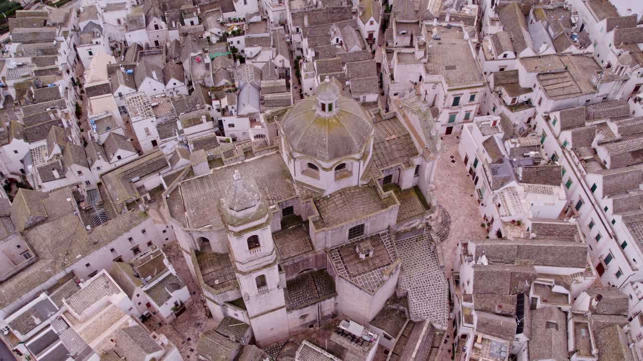 Famoso pueblo blanco con calles vibrantes bajo las nubes