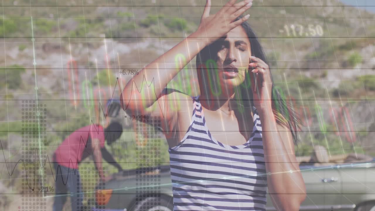 animación del procesamiento de datos financieros sobre una mujer biracial hablando en un teléfono inteligente