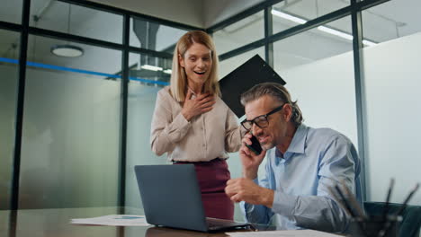 Pareja-Ganadora-Regocijándose-En-El-Lugar-De-Trabajo-De-La-Computadora-Portátil.-Socios-Felices-Celebrando-La-Victoria