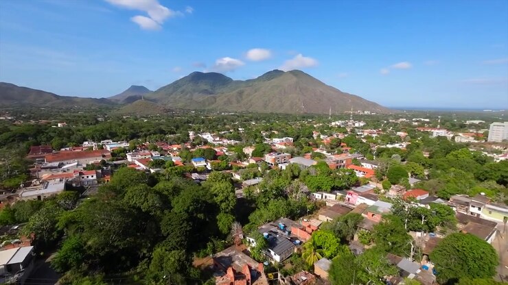 Sorvolo aereo con drone di una fortezza storica e della città con vista sul paesaggio montano