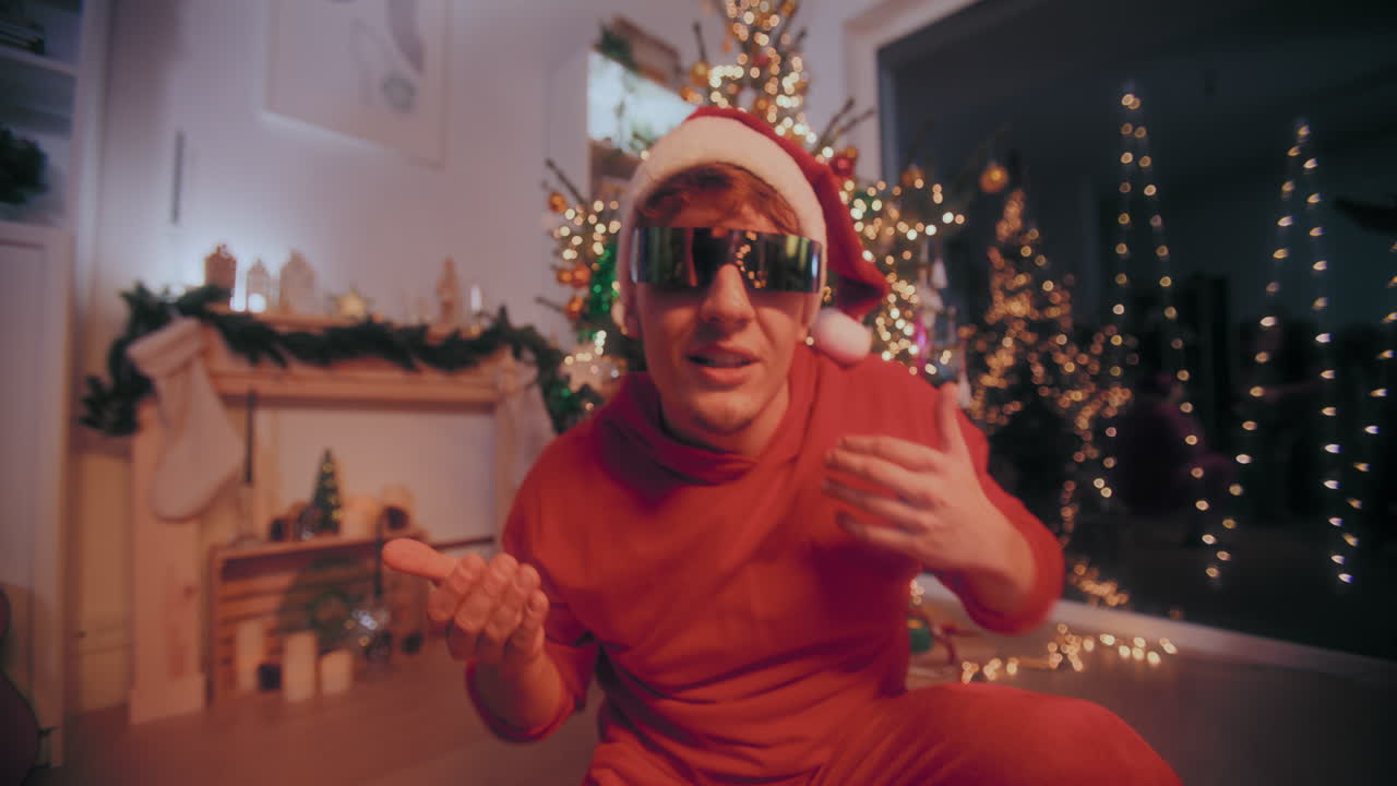 hombre emocionado actuando durante la fiesta en la casa iluminada durante la navidad