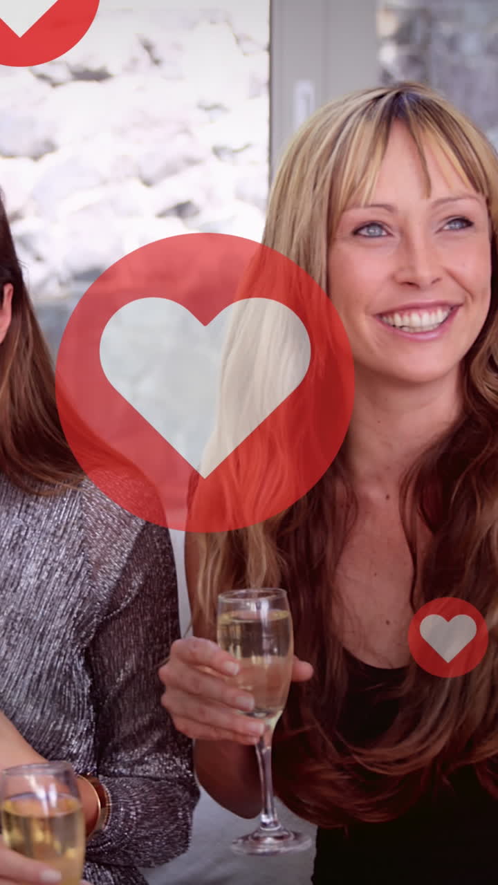 animación de las reacciones en las redes sociales sobre felices amigas caucásicas bebiendo vino y hablando