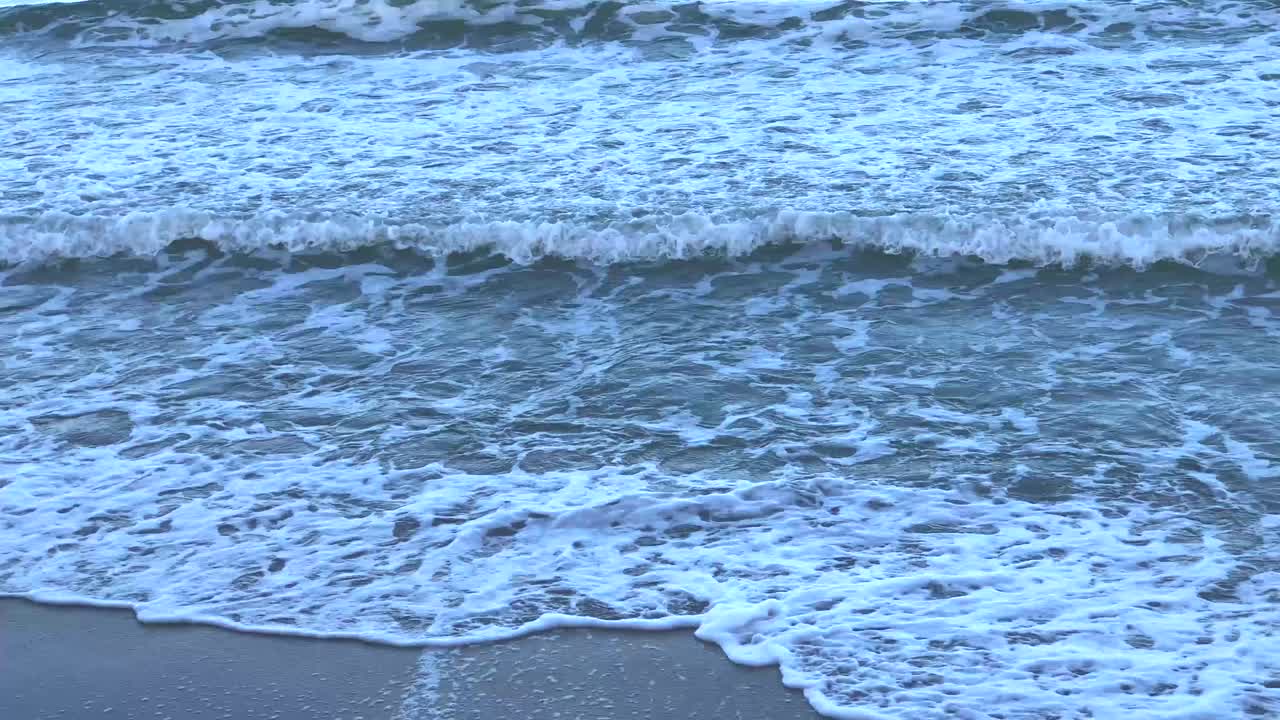 느리고 조용한 검은 바다의 파도