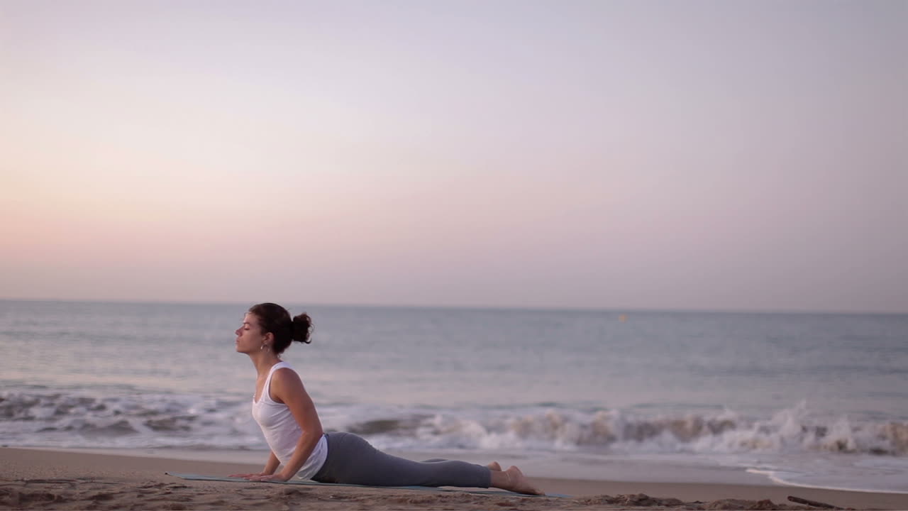 kvinde, der gør yoga-strækninger 08