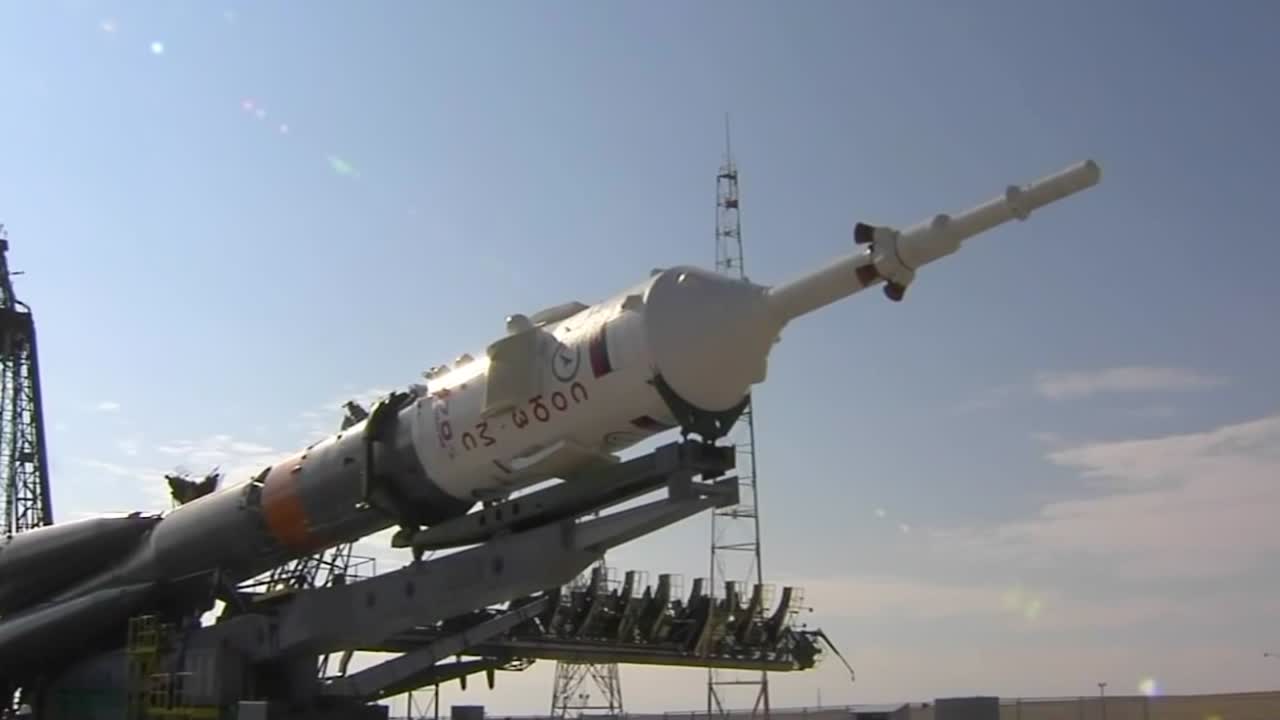 un cohete ruso soyuz se eleva en la plataforma de lanzamiento 1