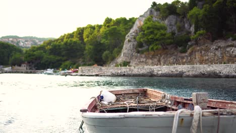 Holzboot-Verankert-In-Der-Bucht-Von-Sumartin-Insel-Brac-Kroatien