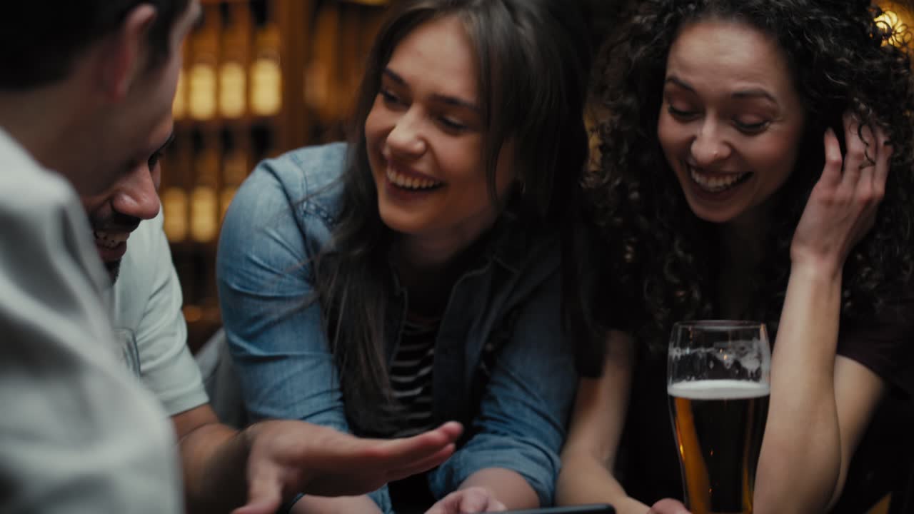 Video amatoriale di amici che si incontrano al pub e si divertono usando il telefono