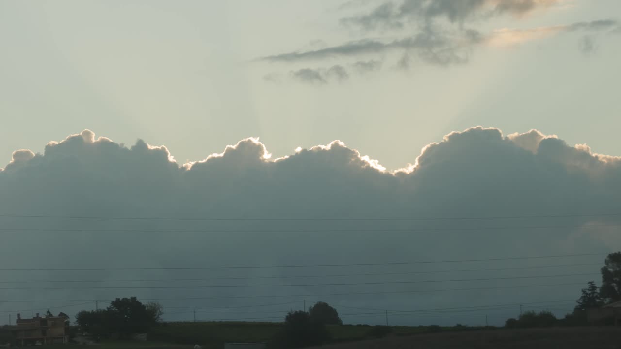 일몰 하늘을 바라보며 시골에서 운전하다