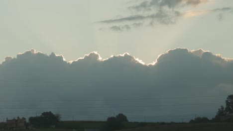 conduciendo por el campo con vistas al cielo del atardecer