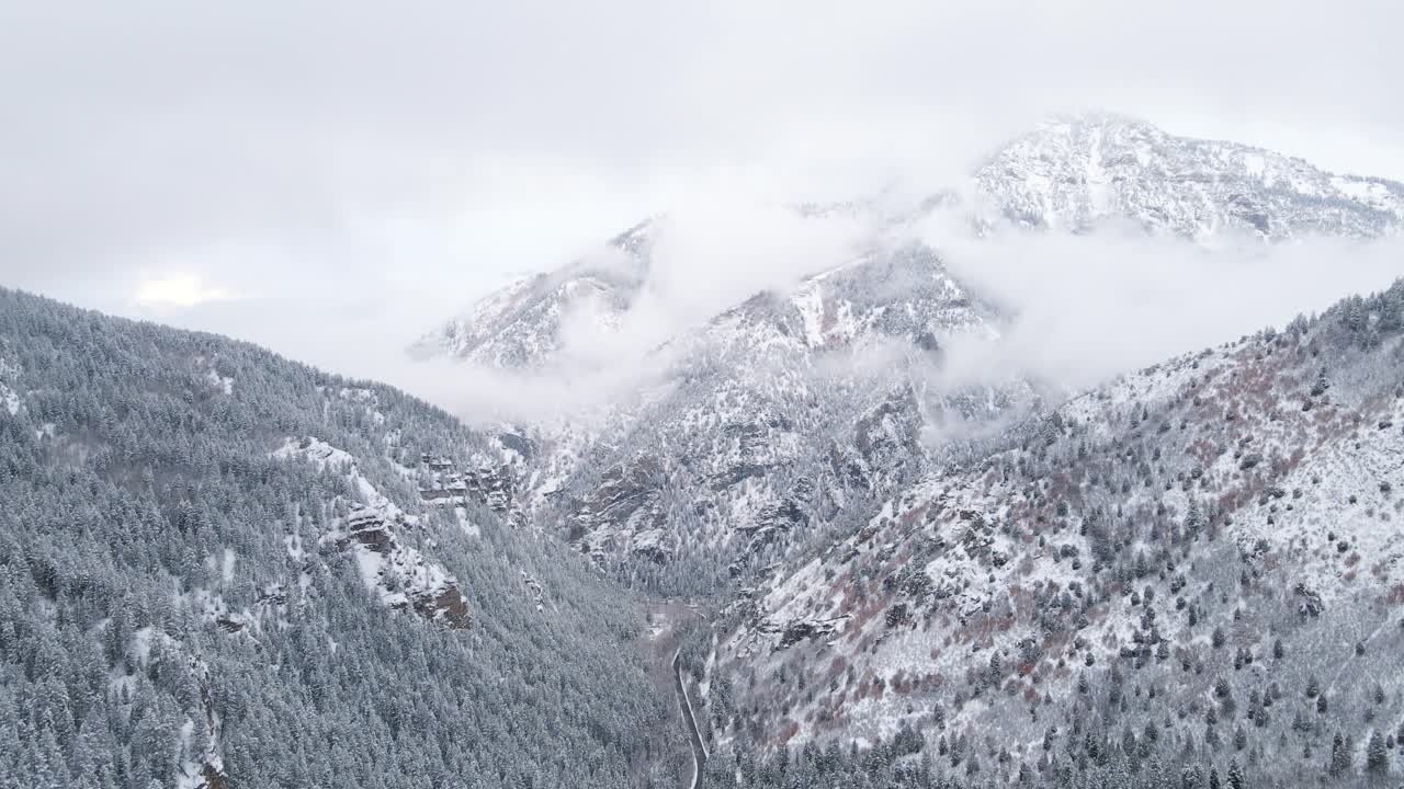 Lanskap Bersalju Ngarai American Fork di Musim Dingin di Pegunungan Wasatch, Utah, Amerika Serikat