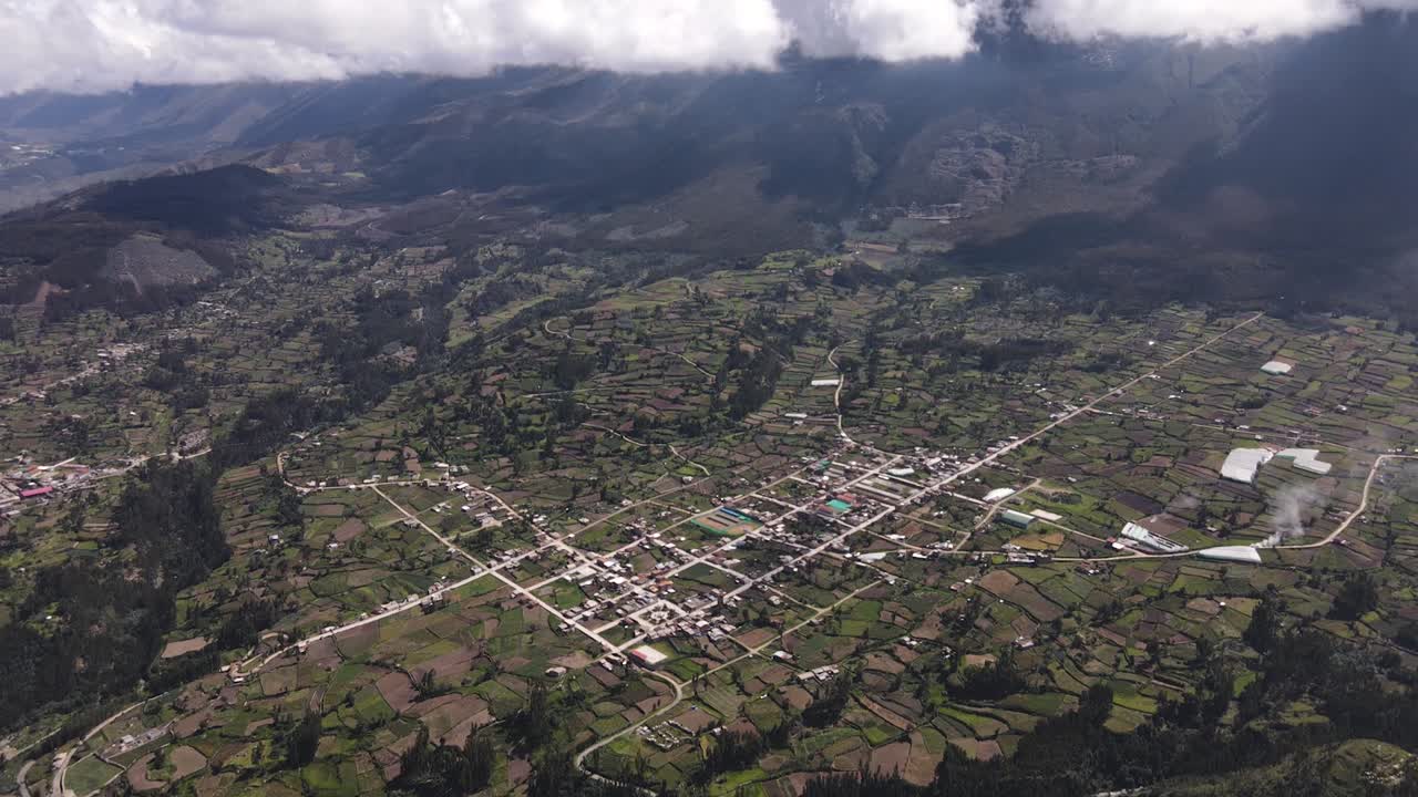 revelador disparo de drones de un vasto valle verde y espesas nubes junto a las montañas en las tierras altas de los andes peruanos