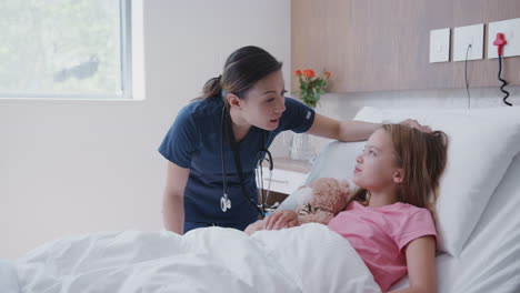 Enkelin-Umarmt-Großvater-Bei-Familienbesuch-Im-Krankenhaus