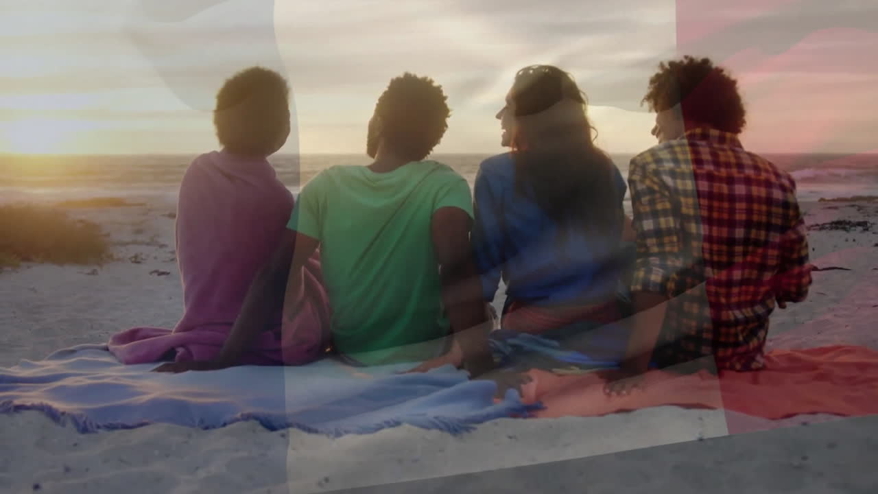 animación de la bandera de italia sobre feliz diversa sentado en la playa del atardecer hablando