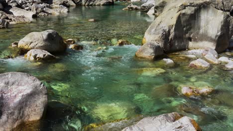 lagoa de água turquesa do papel de parede do rio da montanha, água limpa fluindo pelos penhascos