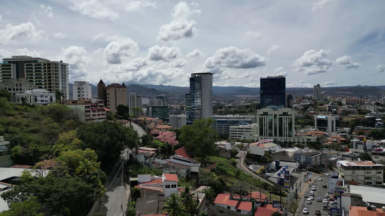 Vista aerea di Tegucigalpa con edifici moderni, crescita immobiliare, Honduras