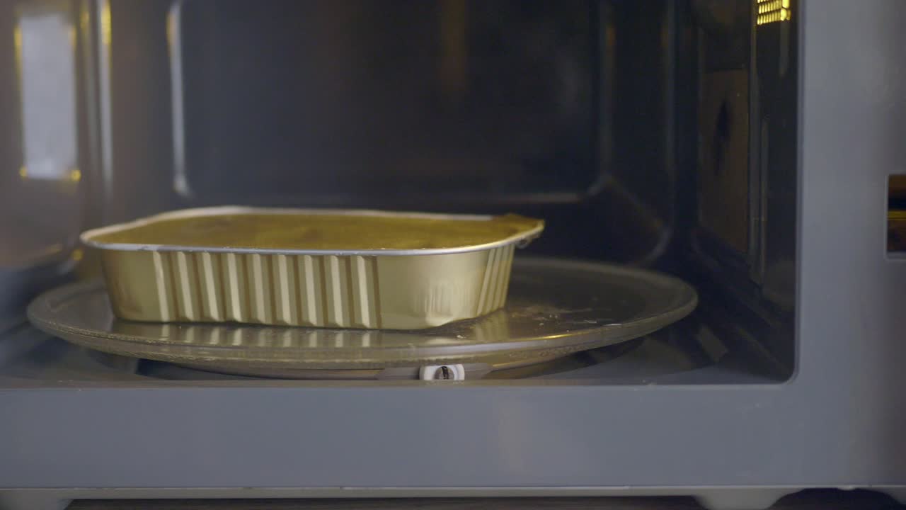 Oppvarming av mat i mikrobølgeovn med foliebeholder