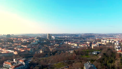 Brücke-Fliegen-Drohne-Prag-Verkehr