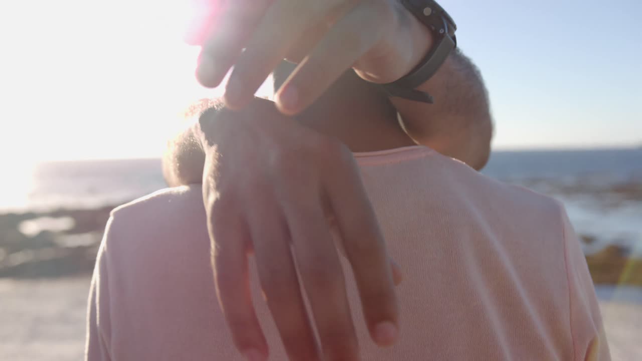 해변의 산책로에서 포옹하는 다양한 동성애 남성 커플, 슬로우 모션