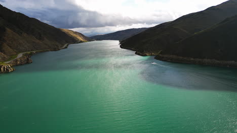 Disparo-De-Dron-Desde-Champagne-Gully-Freedom-Acampando-Sobre-El-Pintoresco-Río-Clutha,-Otago