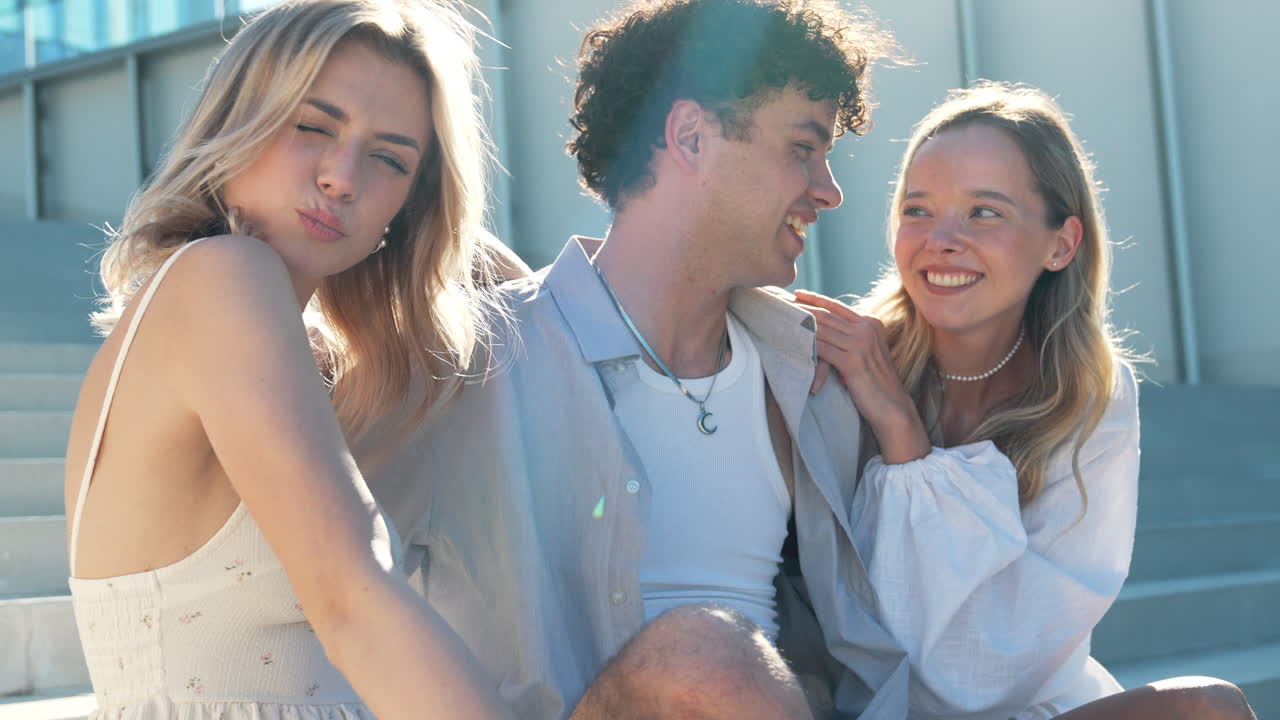 세 명의 친구들이 서로의 회사를 즐기고 있습니다.