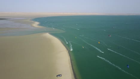 Drohnenaufnahmen-Von-Dutzenden-Von-Kitesurfern-In-Dakhla,-Marokko