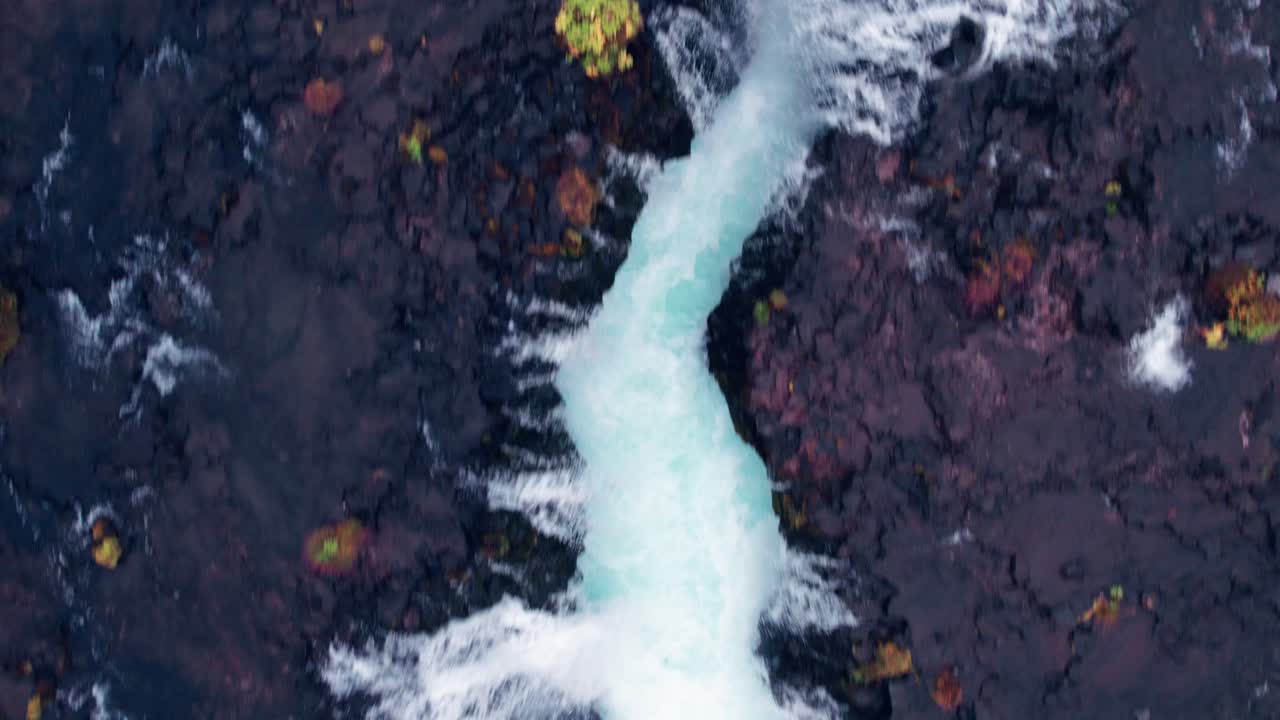 aerial: vista de cerca de bruarfoss cascada en el sur de islandia que es muy pintoresca con la hermosa cascada azul de caídas en la piscina de inmersión debajo