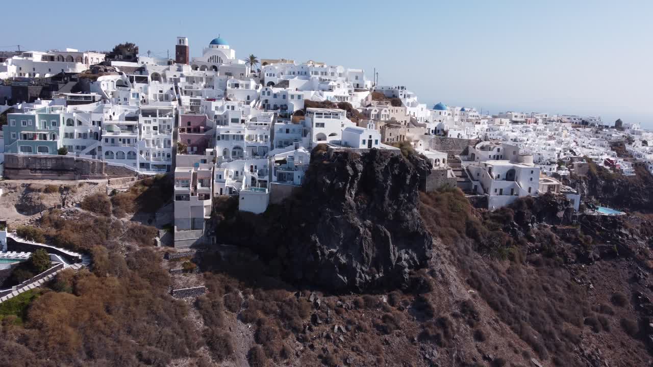vista aérea hacia imerovigli, pueblo en la isla de santorini, grecia
