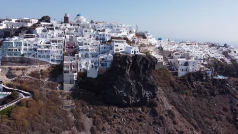 Vista-Aérea-Hacia-Imerovigli,-Pueblo-En-La-Isla-De-Santorini,-Grecia