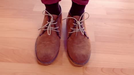 Zapatos-De-Hombre-Hipster-Sobre-Suelo-De-Madera