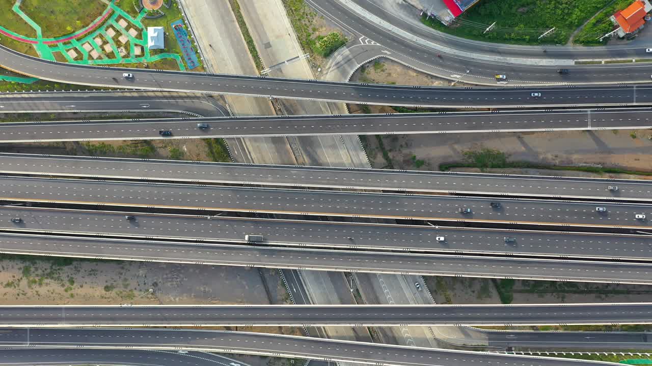 고속도로, 교통 도시 교차로, 교차로 교차로에서 자동차와 함께 고속도로의 위상