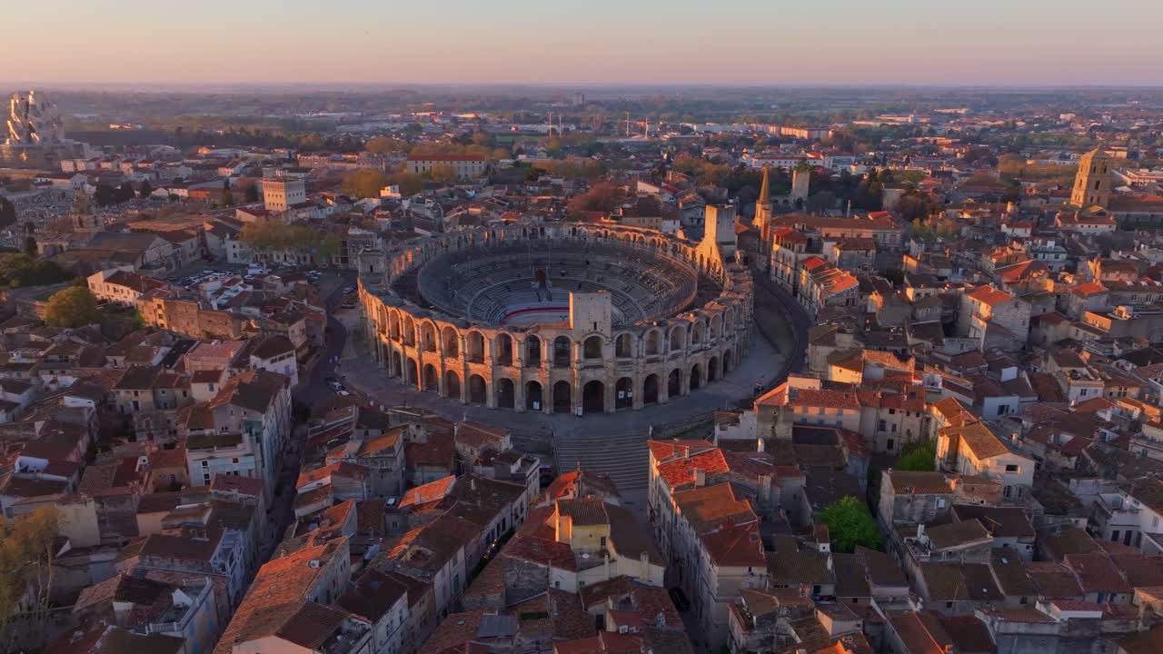 La luce aerea inonda l'architettura di Arles all'ora d'oro.