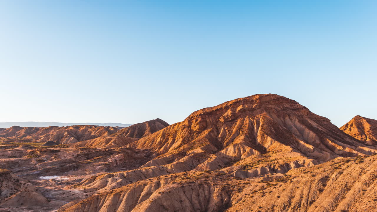 해가 지면 움직이는 사막의 그림자