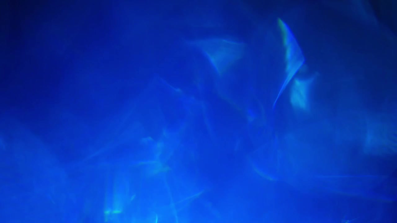 Vazamentos de luz azul dinâmicos e reflexos de lente em fundo escuro
