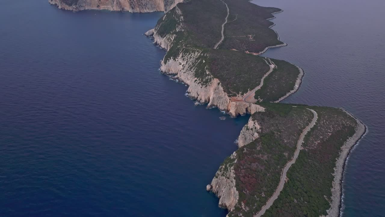 Luce tempestosa al tramonto avvolge il faro tra le scogliere, Lefkada, Grecia
